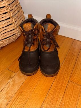 Women’s waterproof Muck Boots - Size 6